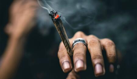 Laut Robert-Koch-Institut steigt der Cannabiskonsum bei jungen Menschen, speziell bei jungen Männern, seit Jahren leicht an.