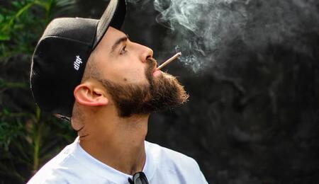 Hombre fumando 