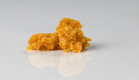 Cannabis-Extrakte mit 99% THC-Gehalt sind stärker als die stärksten Blütensorten, die maximal 40% THC-Gehalt haben.