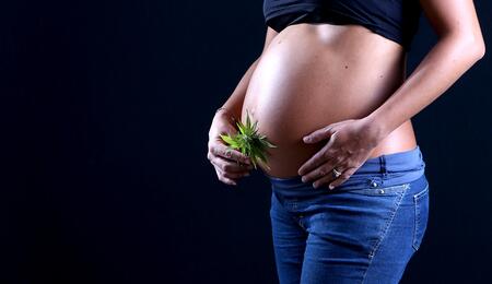 Uso di cannabis in gravidanza: quali sono i rischi?