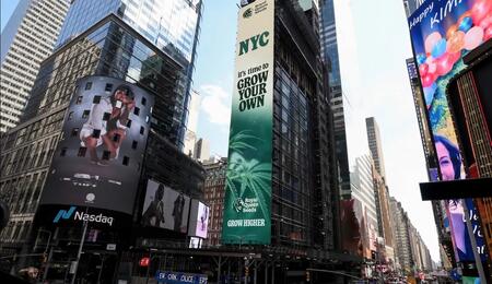 Royal Queen Seeds feiert 420 mit Mike Tyson auf dem Times SquareNEW YORK — 20 april 2024 — Royal Queen Seeds (RQS eine der größten und renommiertesten Cannabis-Saatgutbanken der Welt, feierte 420 mit einer 20-stöckigen Reklame auf dem Times Square, die New Yorks Schritt in Richtung legalem und reguliertem Eigenanbau von Cannabis für alle Erwachsenen markierte.  Die 60 m große One Times Square Reklametafel, die traditionellerweise den Silvester-Countdown anzeigt, ermutigte New Yorker, ihr eigenes Cannabis an