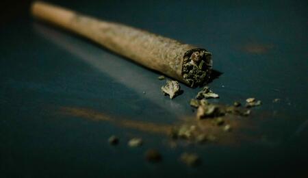 Despite the benefits, smoking cannabis also has several drawbacks to consider