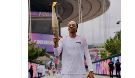 Snoop Dogg porta la antorcha olímpica de los JJOO de París 2024