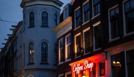 Coffee shop The Jackal en Ámsterdam, símbolo de la serie Amsterdam Empire y la cultura cannábica en Holanda.