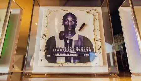 Halbgerauchte Snoop Dogg-Joints, die in Kunstobjekte integriert sind, erzielten bei einer Auktion Preise von mehrere Zehntausend Dollar.