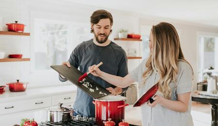 hombre y mujer cocinando