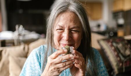 Cannabis y compuestos como CBD y THC mitigan síntomas del Alzheimer y demencias.