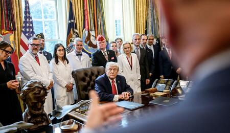 El presidente Donald Trump firma una orden ejecutiva que reclasifica la marihuana como una sustancia del Anexo III con restricciones más flexibles en la Oficina Oval, el jueves 18 de diciembre de 2025. (Foto oficial de la Casa Blanca por Molly Riley)