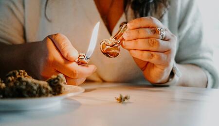 Flores de cannabis medicinal de alta calidad sobre fondo neutro, representando la medicina que utilizan pacientes con ansiedad o dolor para mantener su productividad diaria.