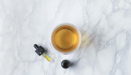 Frasco de aceite de CBD medicinal ilustrando el tratamiento clínico para la epilepsia.