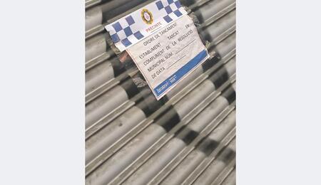Persiana de un CSC con precinto policial