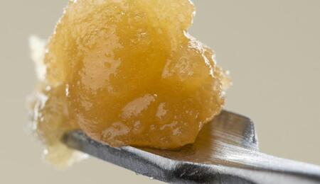 Fotografía en primer plano de una extracción de cannabis de alta calidad.