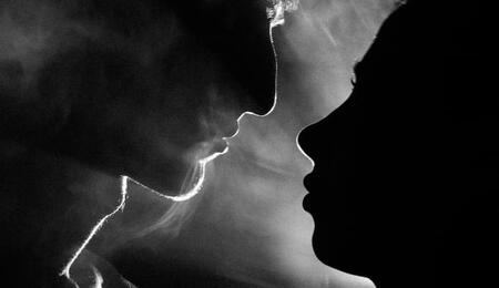 Pareja en sintonía, representando la concordancia en el consumo de cannabis analizada en el estudio científico de 149 parejas.