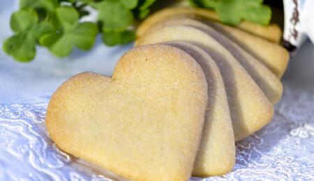 Cannabis e Cupido: biscotti al CBD per un San Valentino rilassante