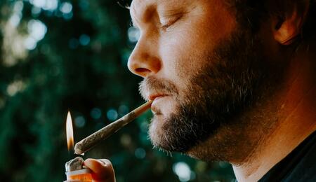 Persona fumando un porro