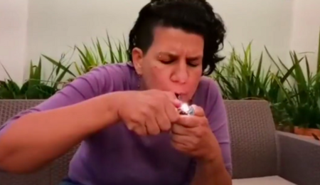 Aspirante a diputada Margarita Salas fuma cannabis y enciende el debate en Costa Rica. 