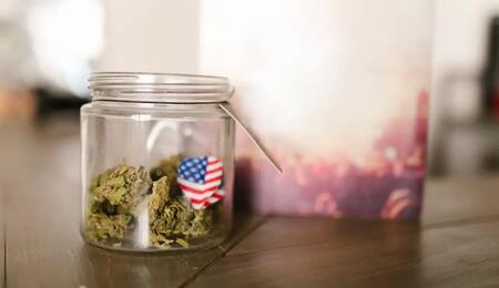 Stati Uniti: il governo federale sposta la cannabis medica in Tabella III