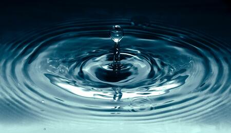 Primer plano de agua cristalina para ilustrar la técnica de riego y estrés hídrico en el cultivo de cannabis para potenciar los cannabinoides.