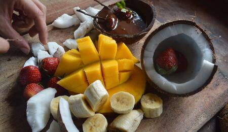 Cómo hacer un fondue cannábico de chocolate y mango.