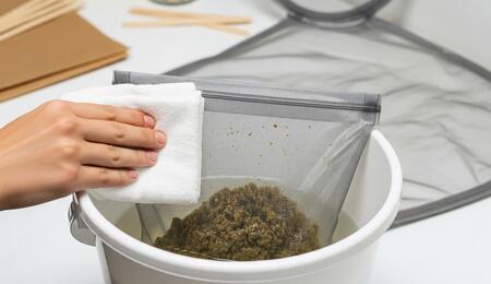 Extracción de hachís al agua con bolsas de malla en proceso artesanal