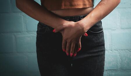 mujer sosteniéndose la vejiga 