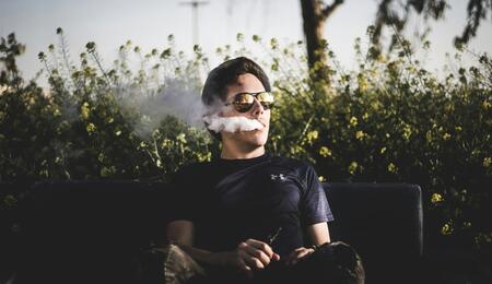 hombre setado vapeando