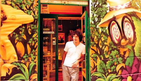 Kike Lastra en los primeros años de Houseplant, la growshop pionera en España.