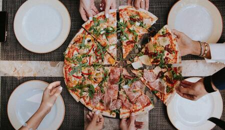 manos y pizza