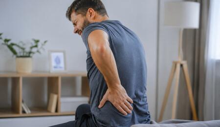 hombre con dolor de espalda 