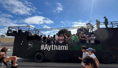 Manifestantes en la marcha por la libertad de Aythami, con una carroza negra y el lema "#Aythami_Libertad"