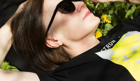 mujer con gafas de sol acostada
