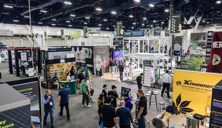 Asistentes y profesionales del sector recorriendo el pabellón principal de la feria MJBizCon 2025 en Las Vegas.