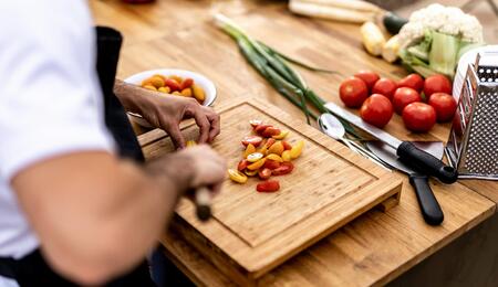 hombre cortando tomates