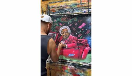 El artista Mr Ovni trabajando en la pintura Pepe de rosa para la exposición sobre Mujica.