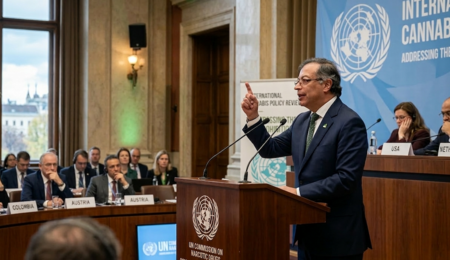 ¿Por qué prohibir en Colombia si Nueva York huele a marihuana? Se pregunta le presidente colombiano Gustavo Petro. Ilustración generada por IA.