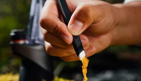 Un primer plano detallado de una sesión de dabbing responsable