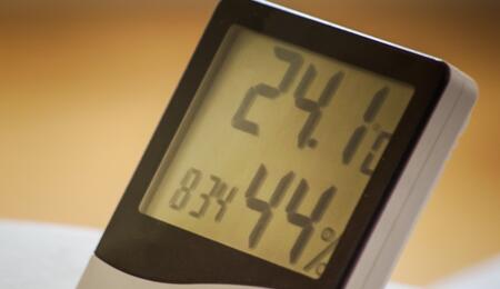 El termohigrómetro mide la temperatura y la humedad en el cultivo de cannabis, factores claves del buen desarrollo.