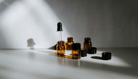 Discover 7 science-backed health benefits of CBD oil. Learn how CBD supports stress management, sleep quality, pain relief, skin care, and heart health. 