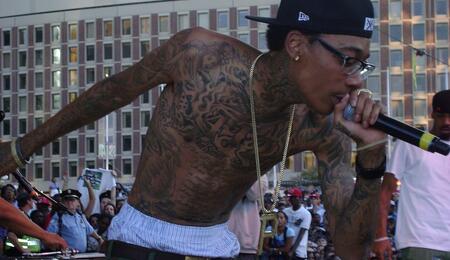 Rapper Wiz Khalifa has been sentenced to 9 months in prison in Romania after his on-stage cannabis use. Learn about the legal clash and extradition reality. 