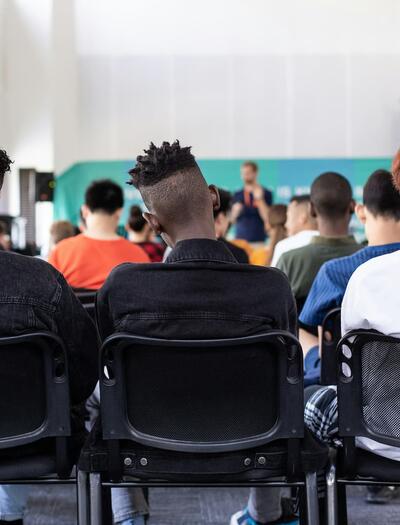 adolescentes sentados en una clase