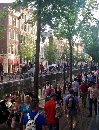Amsterdam zavádí omezení pro turisty a „huliče“
