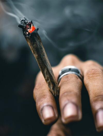 Laut Robert-Koch-Institut steigt der Cannabiskonsum bei jungen Menschen, speziell bei jungen Männern, seit Jahren leicht an.