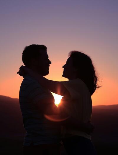 pareja abrazada en el atardecer