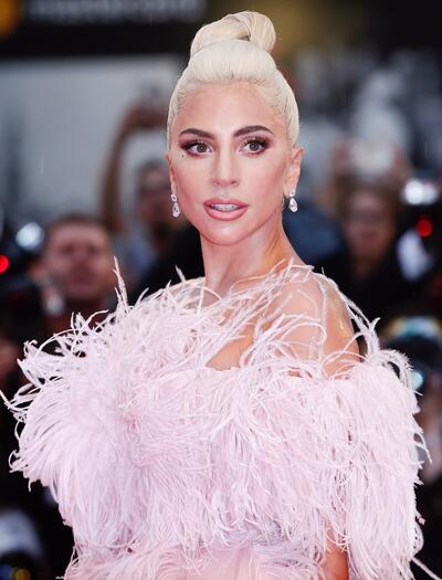 Lady Gaga fuma erba per gestire lo stress della fama