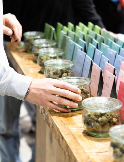 Svolta Cannabis Light: l’Art. 18 alla Consulta. Una luce per i negozi e la filiera