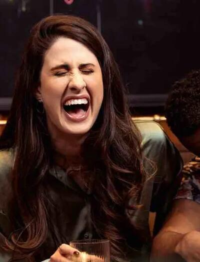 Da Cannabis die Wahrnehmung schärft und soziale Hemmungen abbaut, wird Humor in der Gruppe oft potenziert und es gibt Lachflashs.