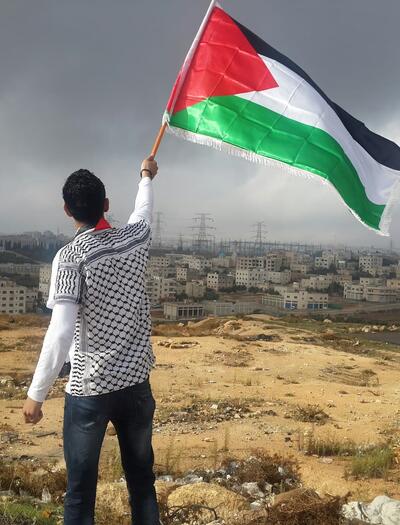 Persona sostiene una bandera de Palestina