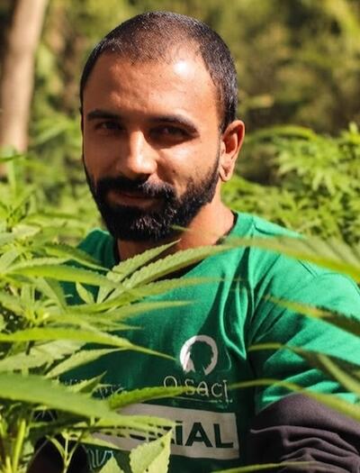 Cultivador de la Asociación y Organización de Apoio à Cultura e Capoeira de Itupeva (Osaci) en el cultivo de canabis comunitario.
