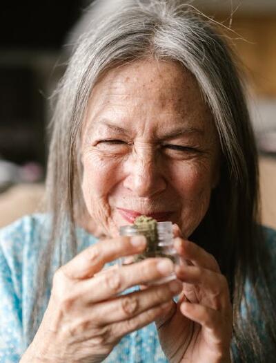 Cannabis y compuestos como CBD y THC mitigan síntomas del Alzheimer y demencias.