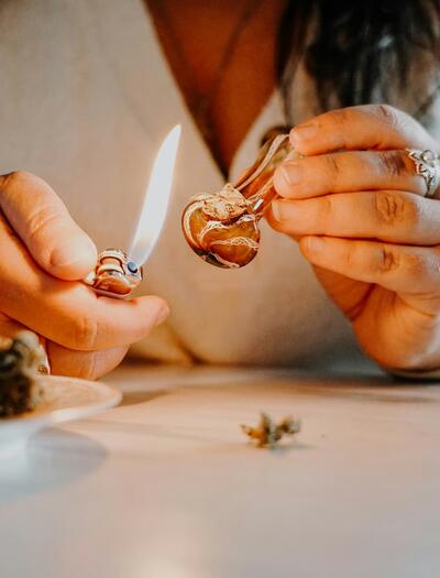 Flores de cannabis medicinal de alta calidad sobre fondo neutro, representando la medicina que utilizan pacientes con ansiedad o dolor para mantener su productividad diaria.